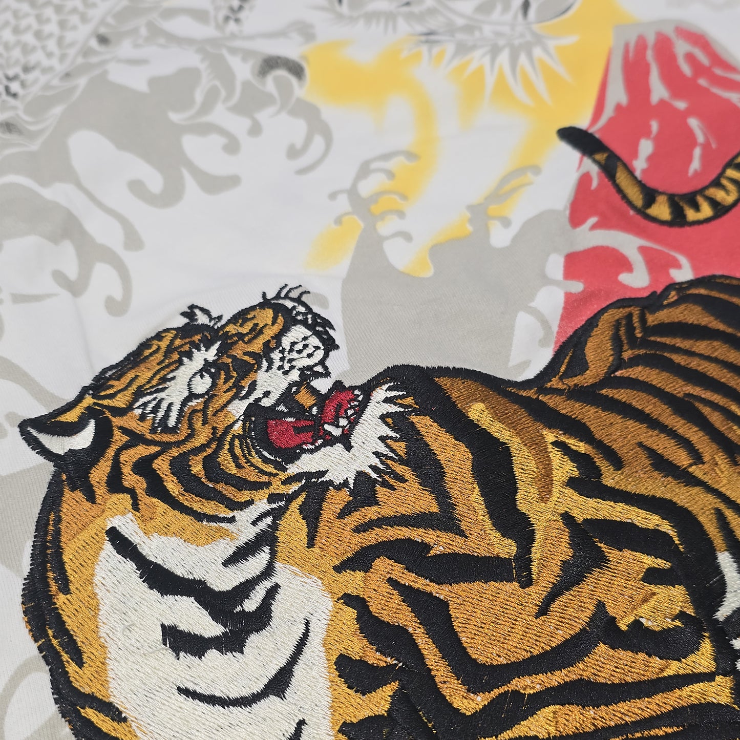 Short-sleeved white T-shirt - Tiger and Dragon