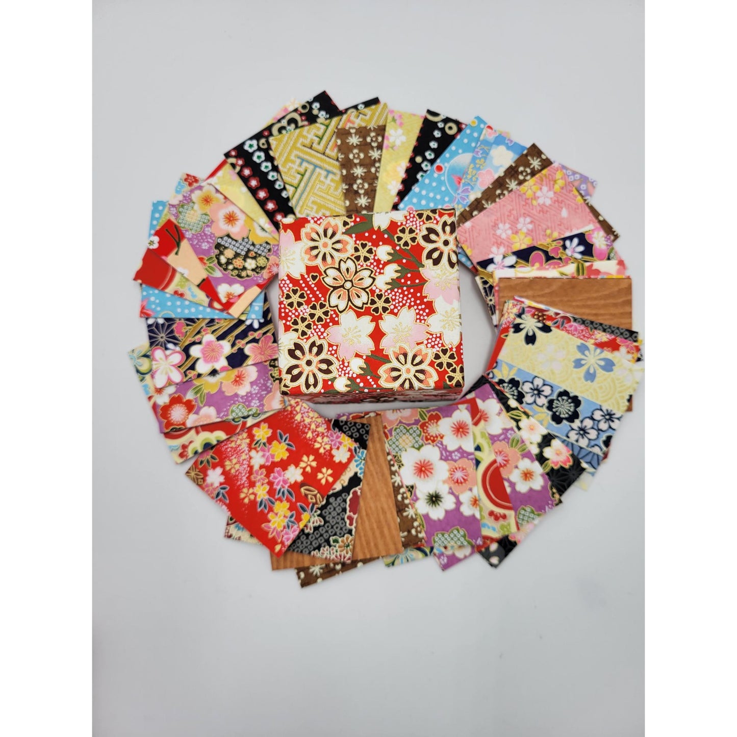 Bloc de 200 Papier origami traditionnel avec boite de rangement yuzen