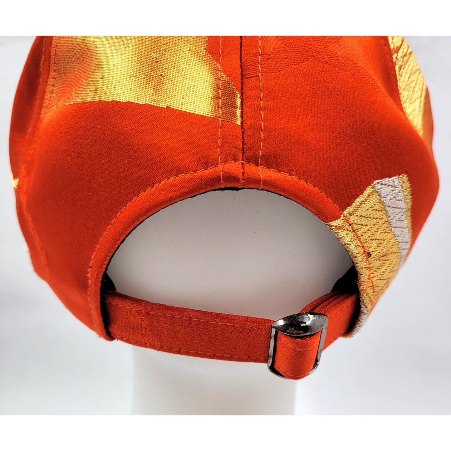 Casquette OBI – Motif Chrysanthème Royal & Draperies d'Or