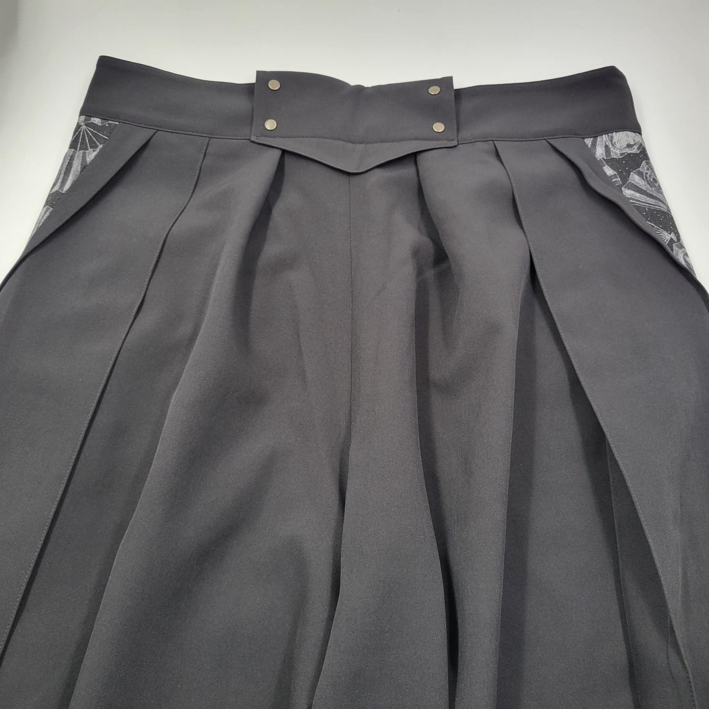 Pantalon Hakama Japonais – Coupe Large et Élégante - Noir élégant.