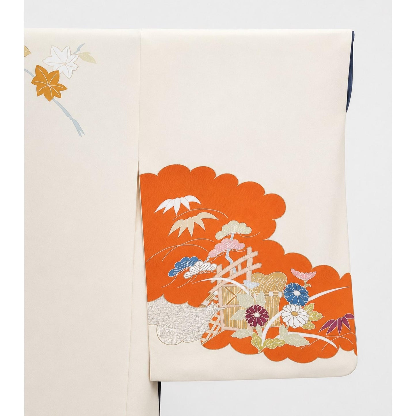 Veste Kimono Longue Raffinée – Teinte Ivoire et Motifs Traditionnels d'Éventails Orange Éclatant