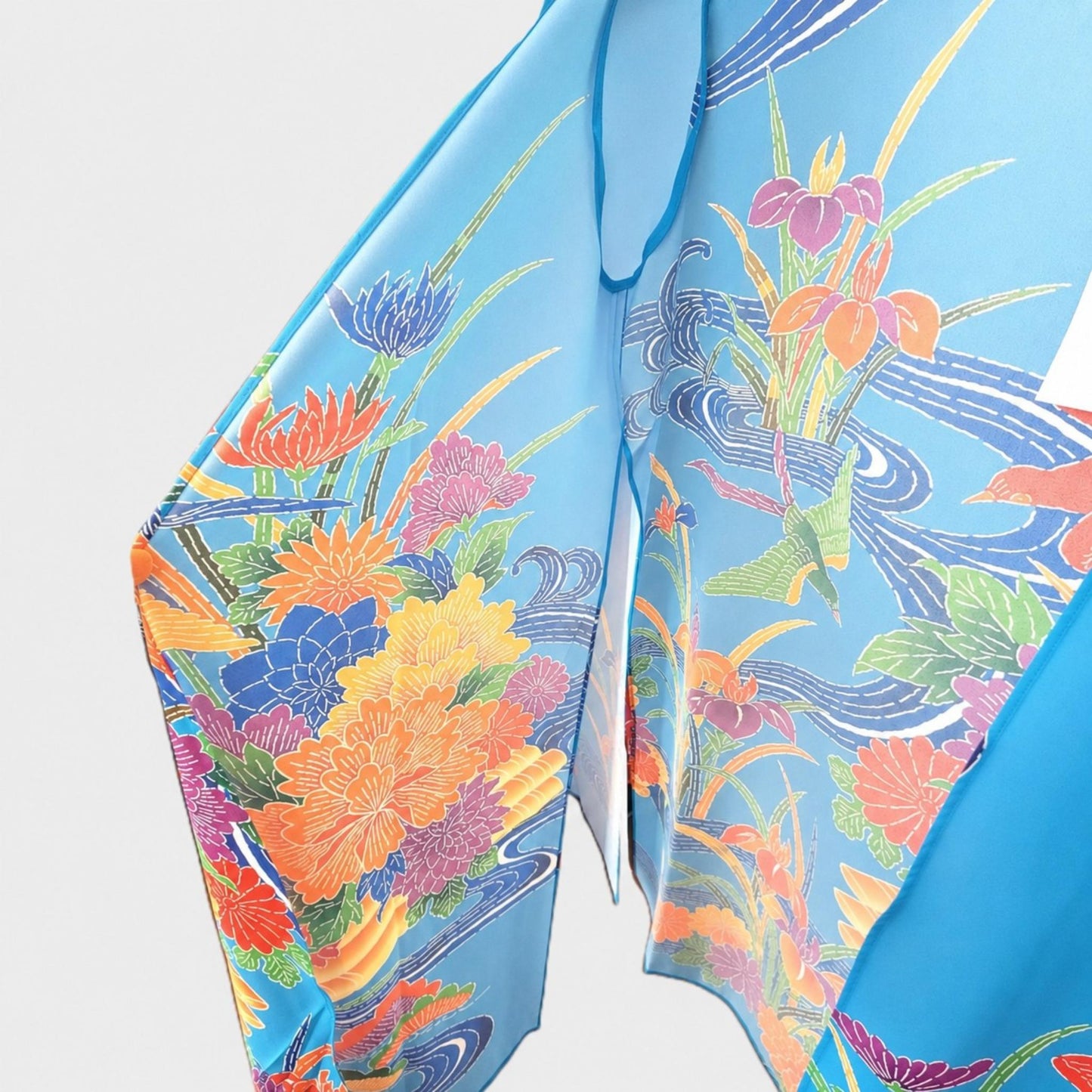 Kimono Cardigan Fluide en Soie – Bleu Éclatant à Motifs Floraux Traditionnels Bleu clair