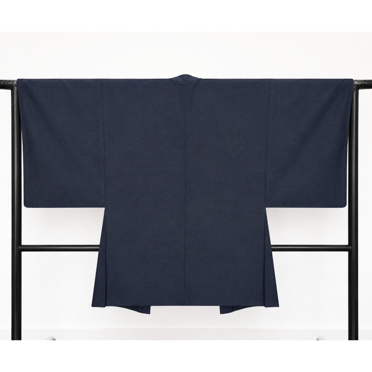 Veste Haori Traditionnelle pour Homme – Bleu Indigo Épuré et Tissage Texturé