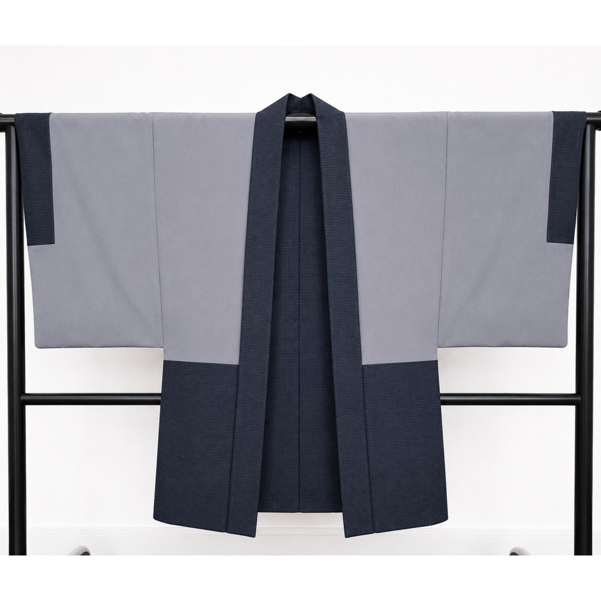 Veste Haori Traditionnelle pour Homme – Bleu Indigo Épuré et Tissage Texturé