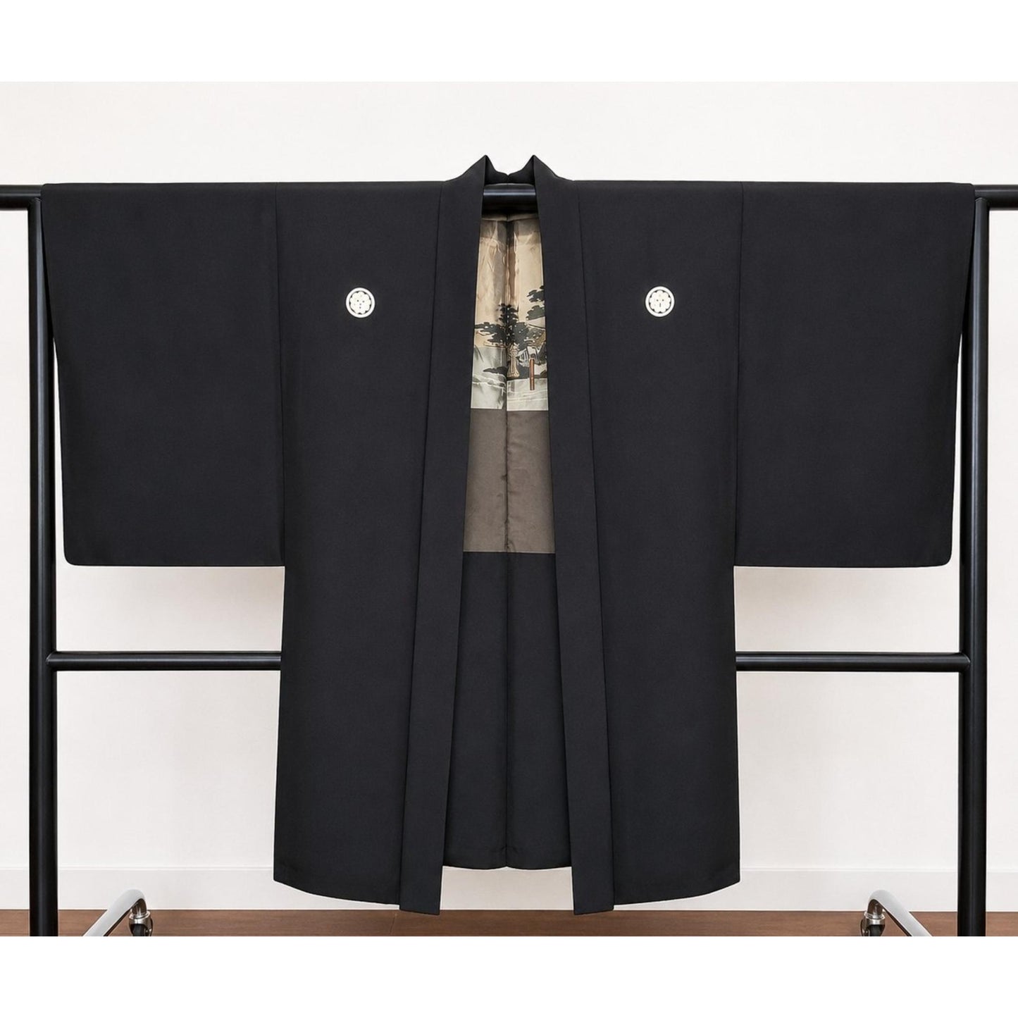Veste Haori Traditionnelle pour Homme – Noir Satiné et Blasons Kamon Classiques