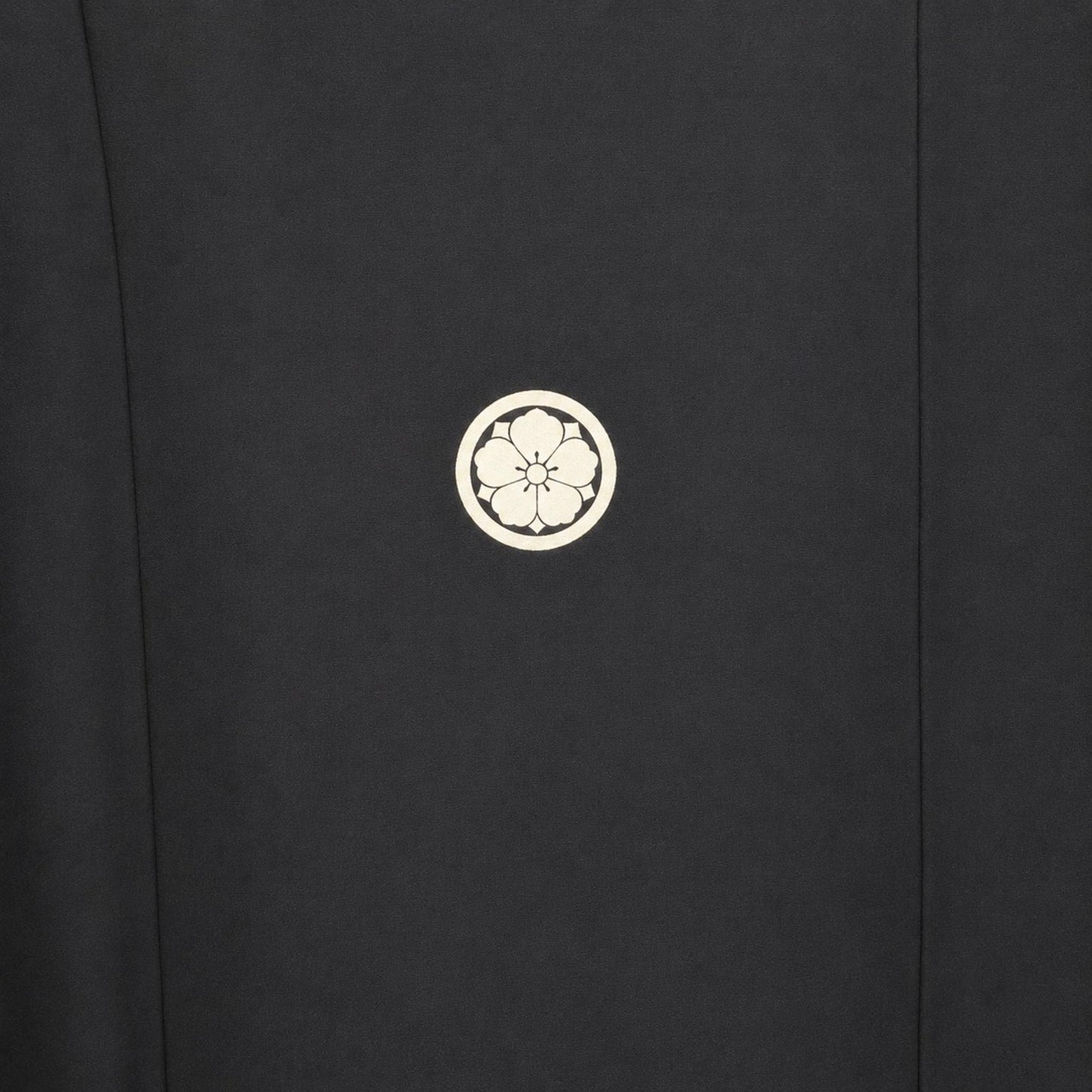 Veste Haori Traditionnelle pour Homme – Noir Satiné et Blasons Kamon Classiques