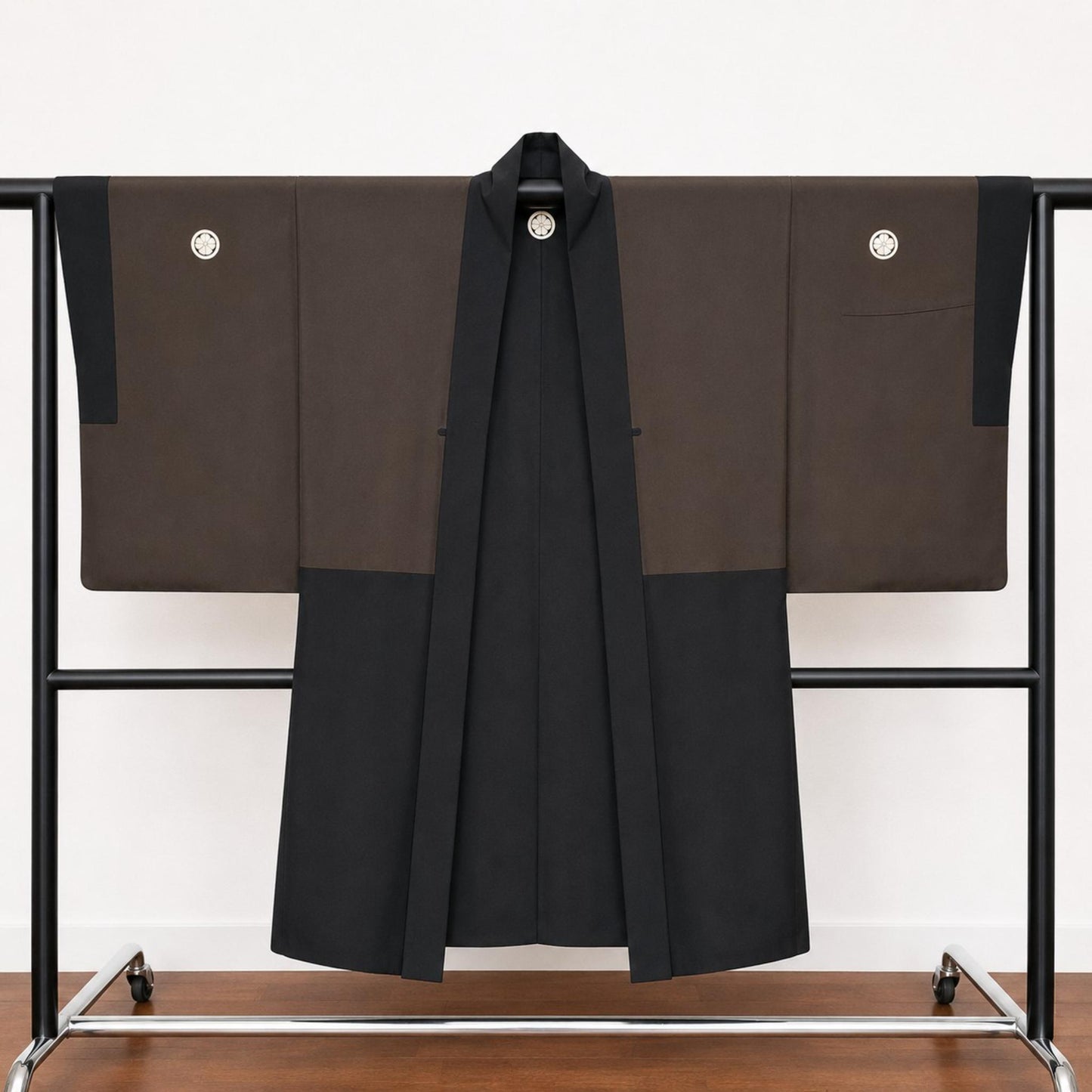 Veste Haori Traditionnelle pour Homme – Noir Satiné et Blasons Kamon Classiques