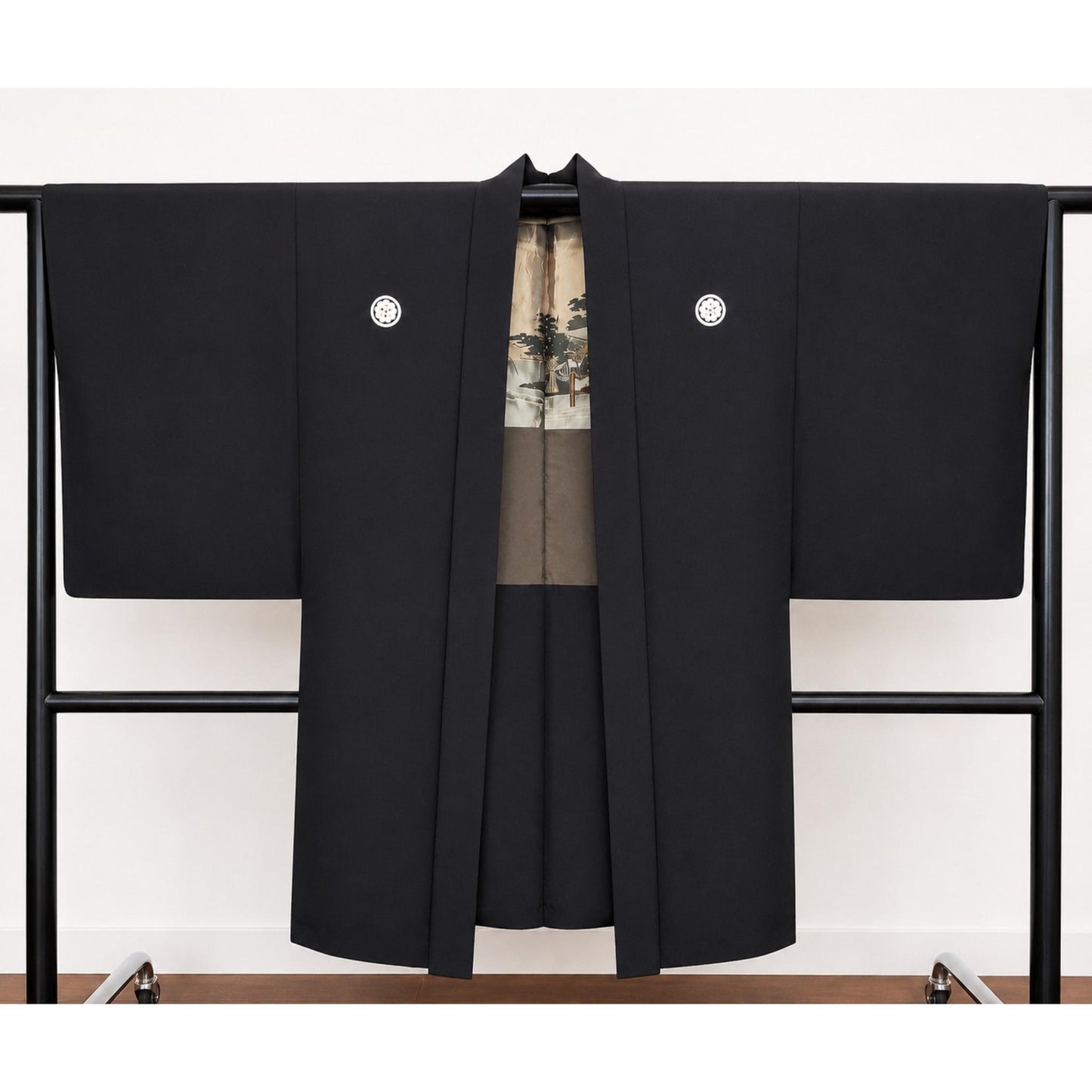Veste Haori Traditionnelle pour Homme – Noir Mat et Blasons Kamon Contrastés