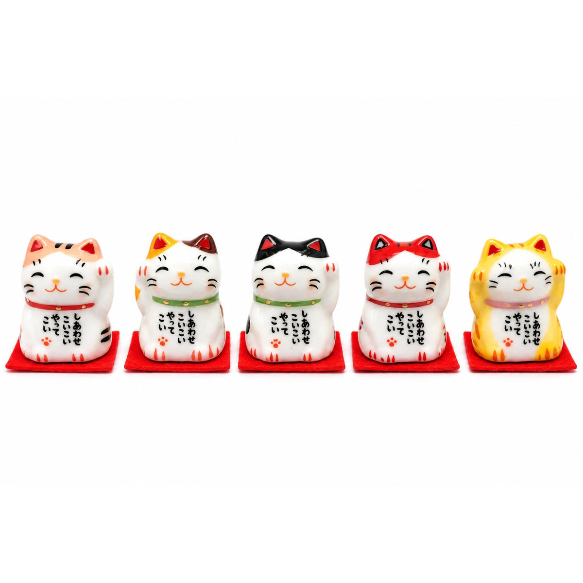 Set de 5 Tiny Maneki Neko avec tapi – Chats Porte bonheur