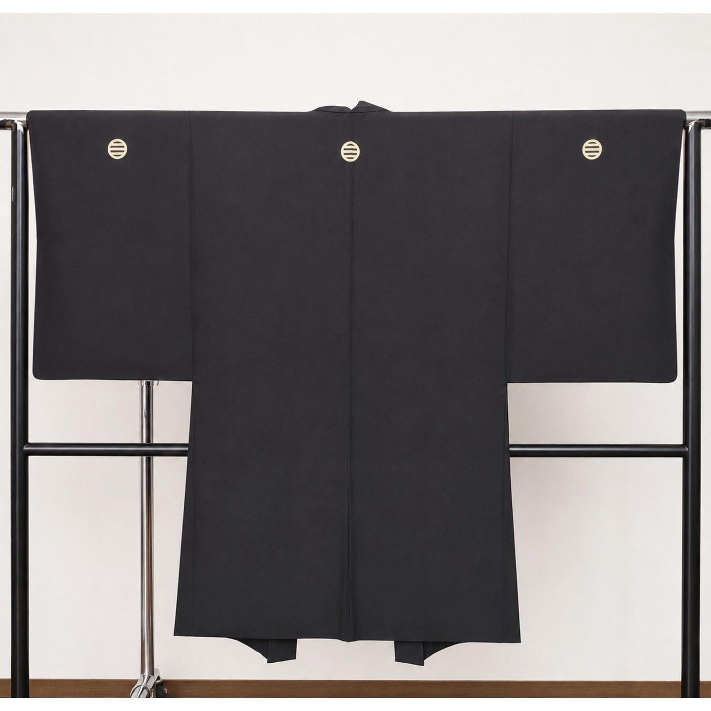Veste Haori Traditionnelle pour Homme – Noir Mat et Blasons Kamon Contrastés
