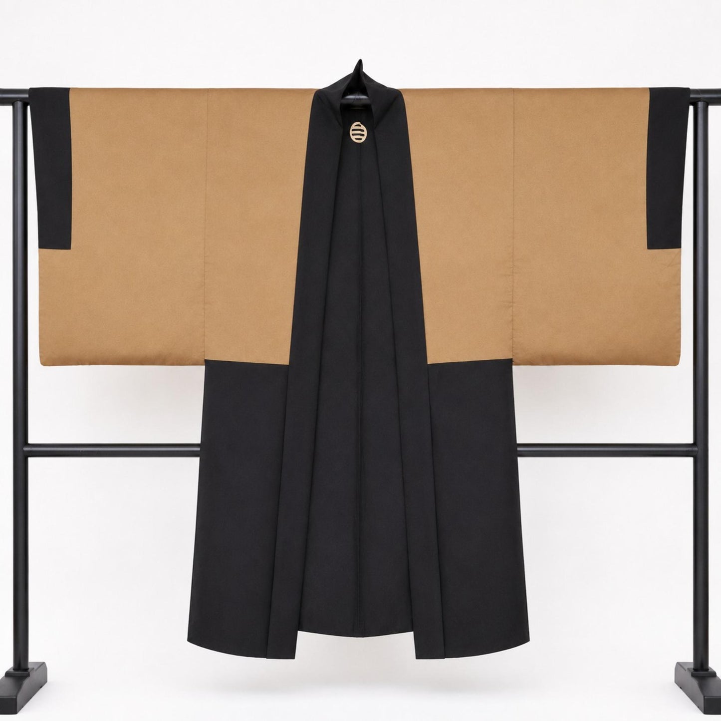Veste Haori Traditionnelle pour Homme – Noir Mat et Blasons Kamon Contrastés