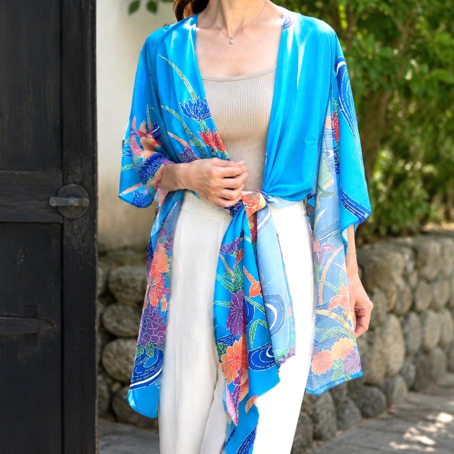 Kimono Cardigan Fluide en Soie – Bleu Éclatant à Motifs Floraux Traditionnels Bleu clair