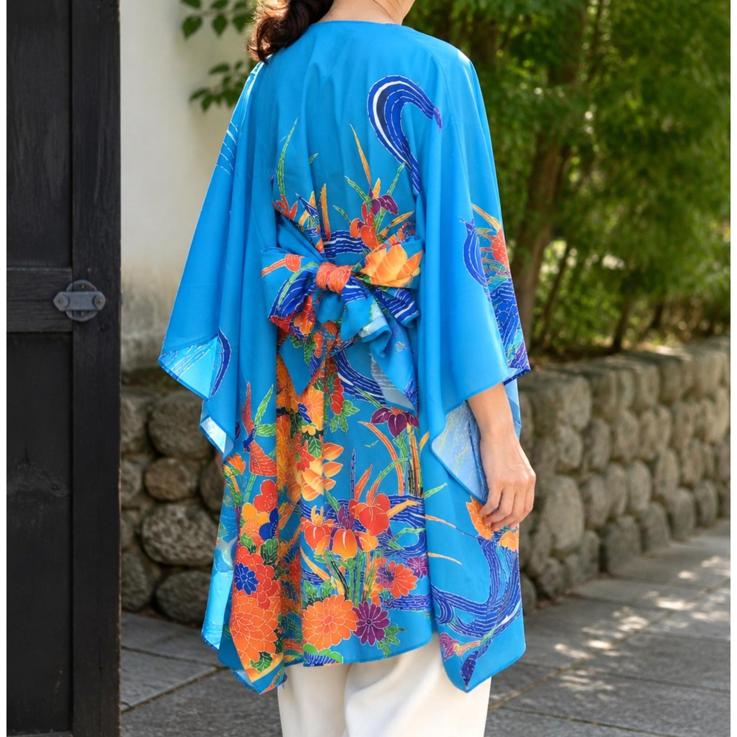 Kimono Cardigan Fluide en Soie – Bleu Éclatant à Motifs Floraux Traditionnels Bleu clair