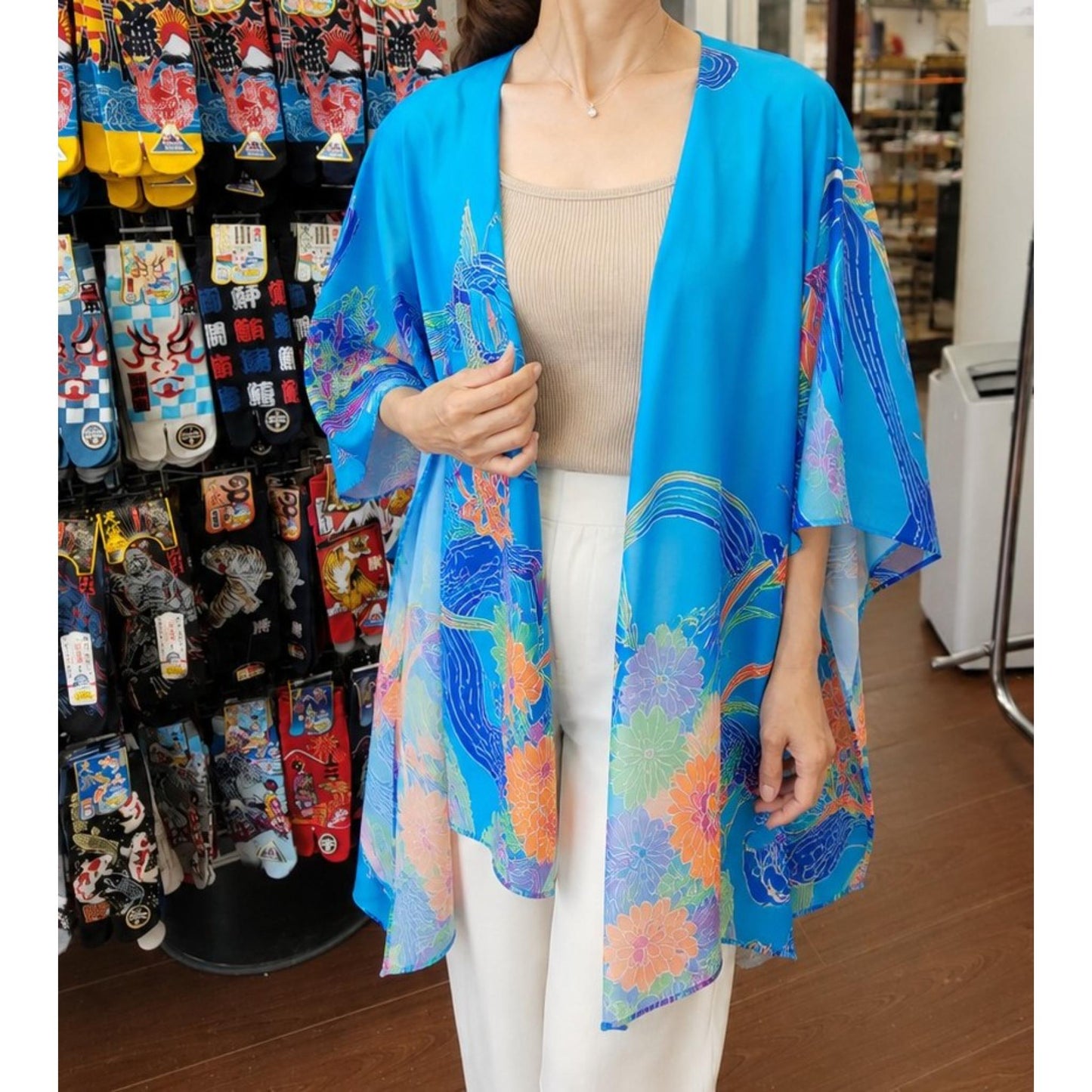 Kimono Cardigan Fluide en Soie – Bleu Éclatant à Motifs Floraux Traditionnels Bleu clair