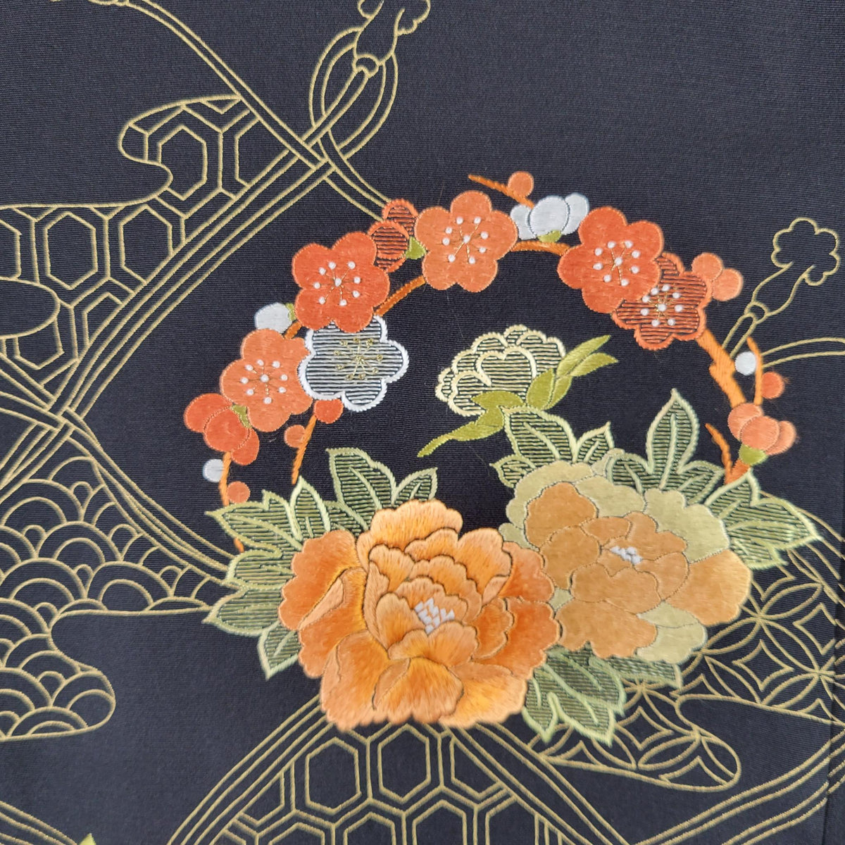 Veste Haori Vintage en Soie – Kimono Japonais Authentique – Pivoines et Fleurs de Prunier