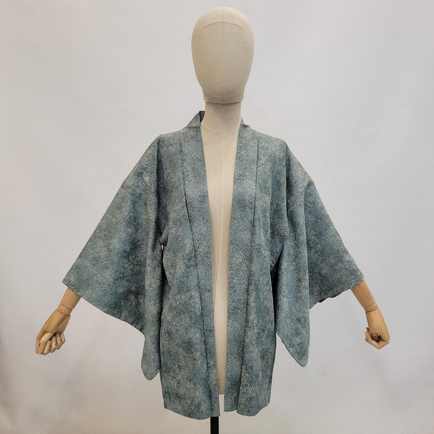 Veste Haori Vintage en Soie – Kimono Japonais Authentique – Fleurs Sauvages Bleu Ciel