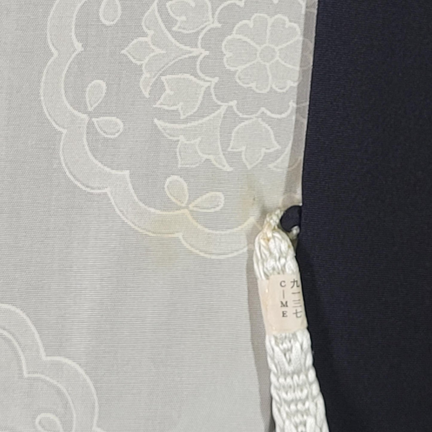 Veste Haori Vintage en Soie – Kimono Japonais Authentique – Goshoguruma et Fleurs de Prunier