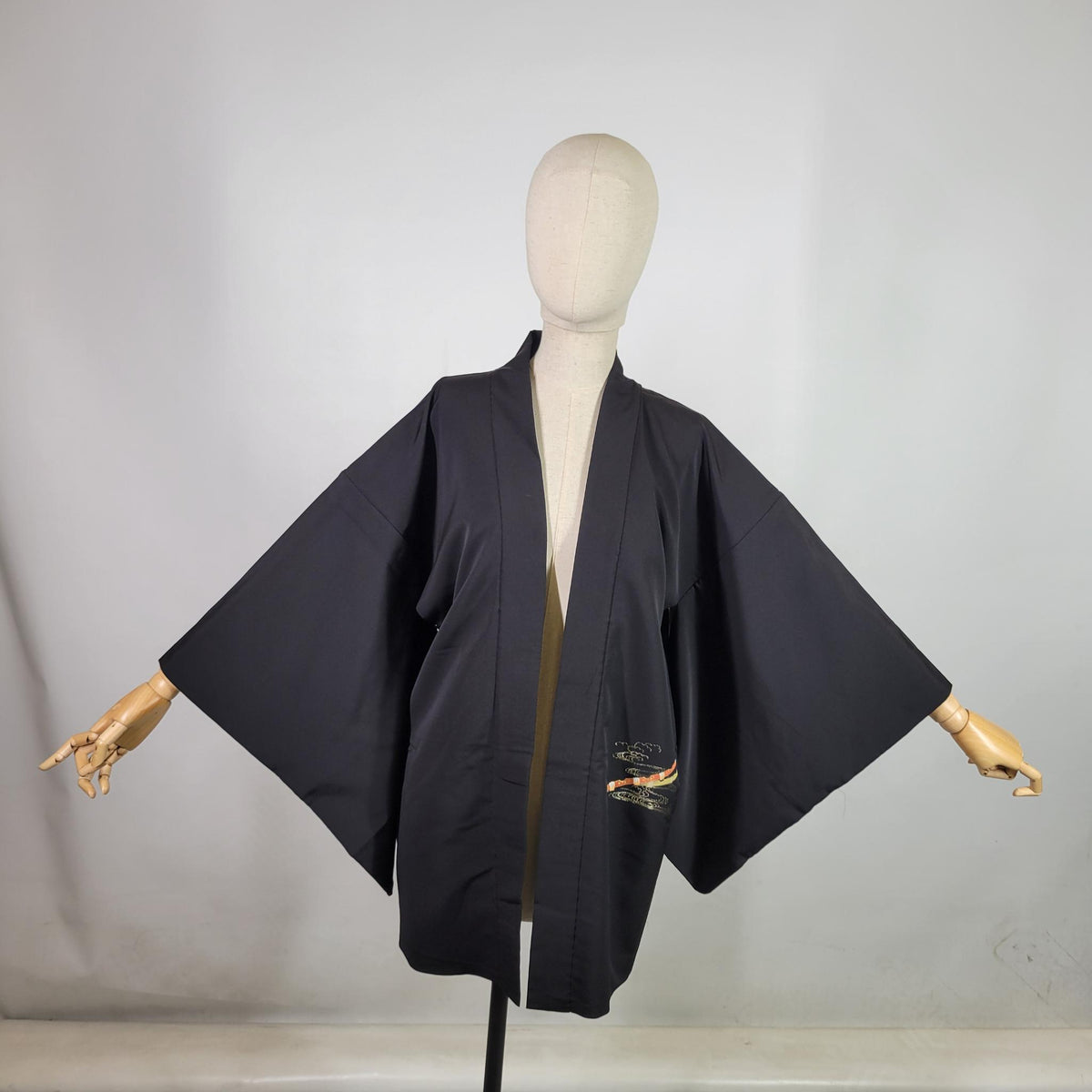 Veste Haori Vintage en Soie – Kimono Japonais Authentique – Goshoguruma et Fleurs de Prunier