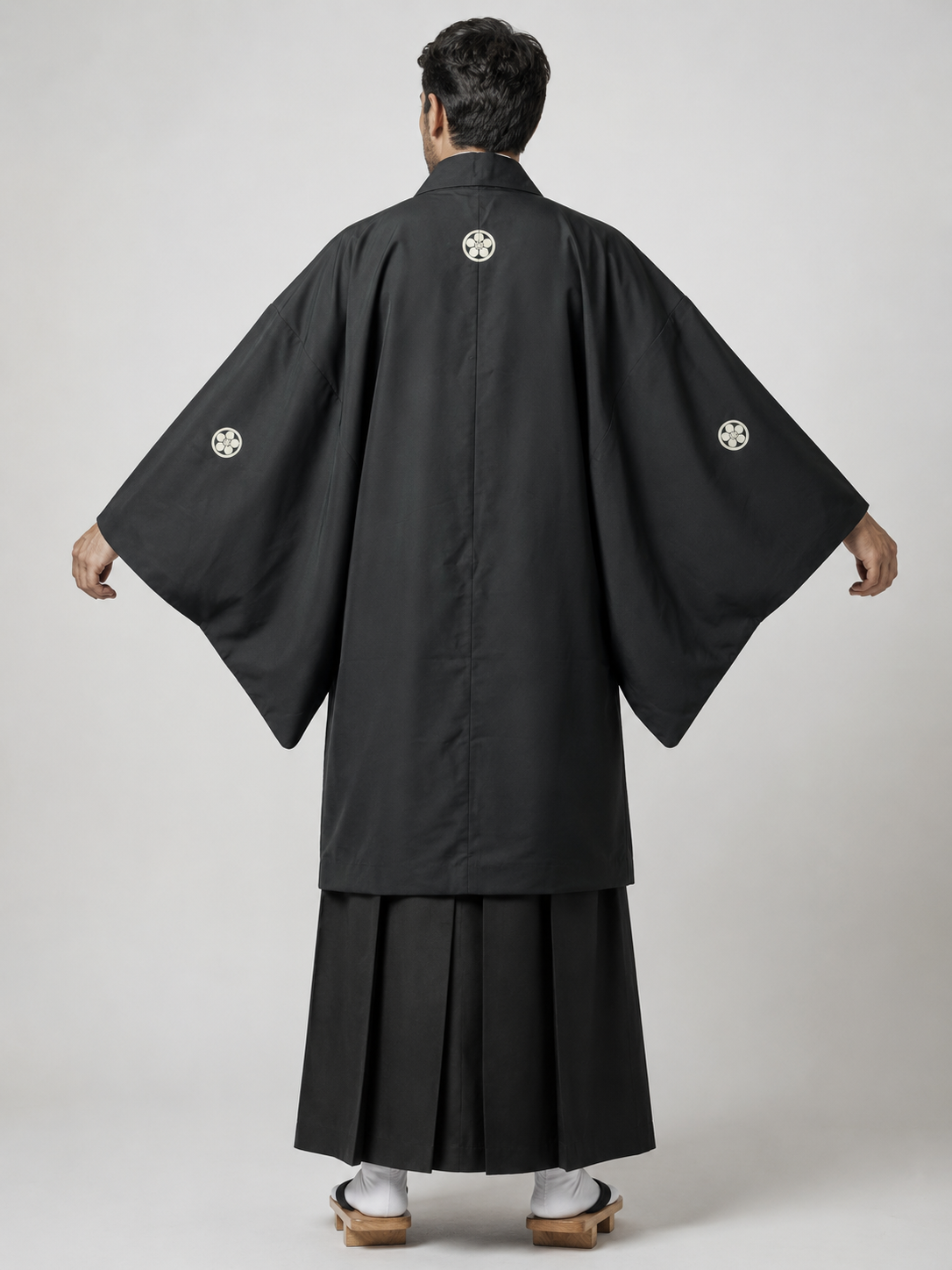 Veste Haori Traditionnelle pour Homme – Khaki Profond et Blasons Kamon Épurés