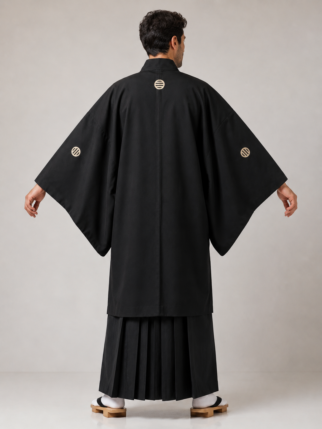 Veste Haori Traditionnelle pour Homme – Noir Mat et Blasons Kamon Contrastés