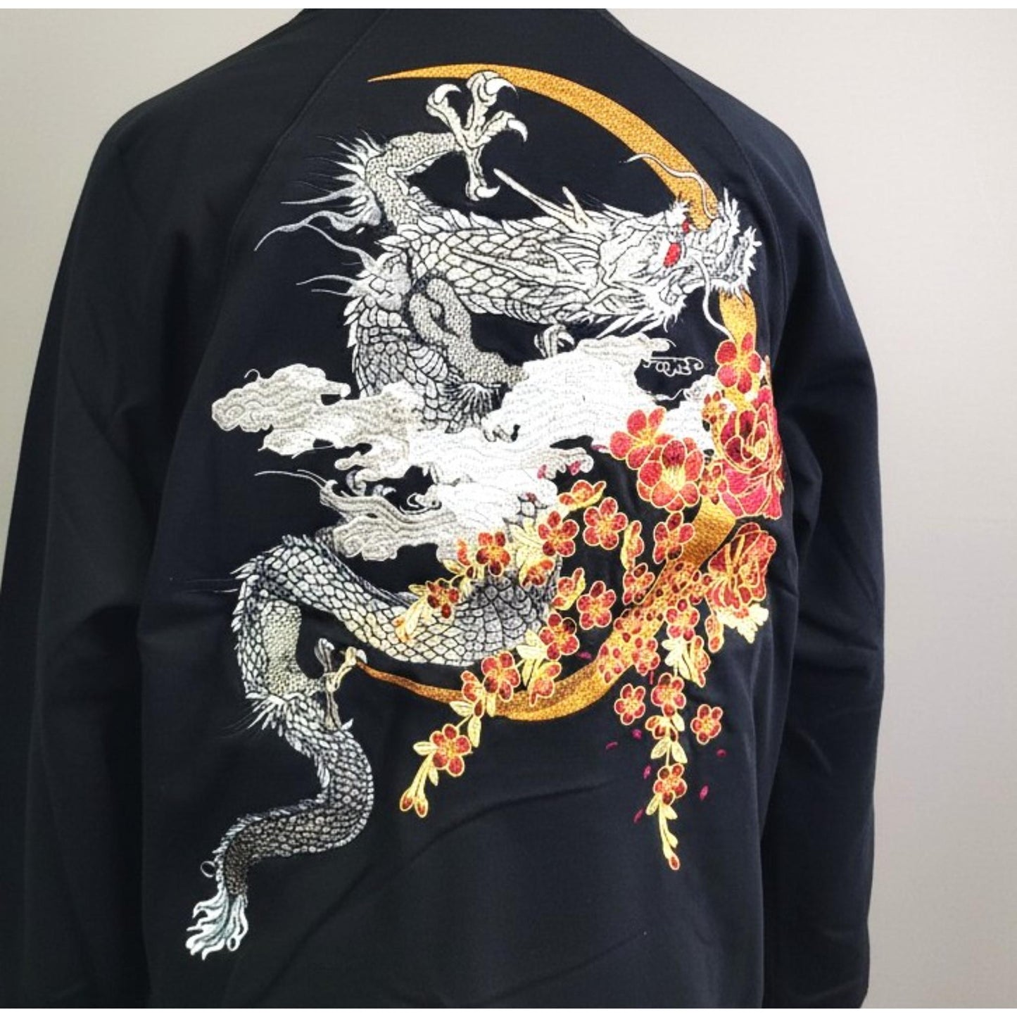 Hoodie Dragon & Lune Mystique - Élégance et Force Ancestrale