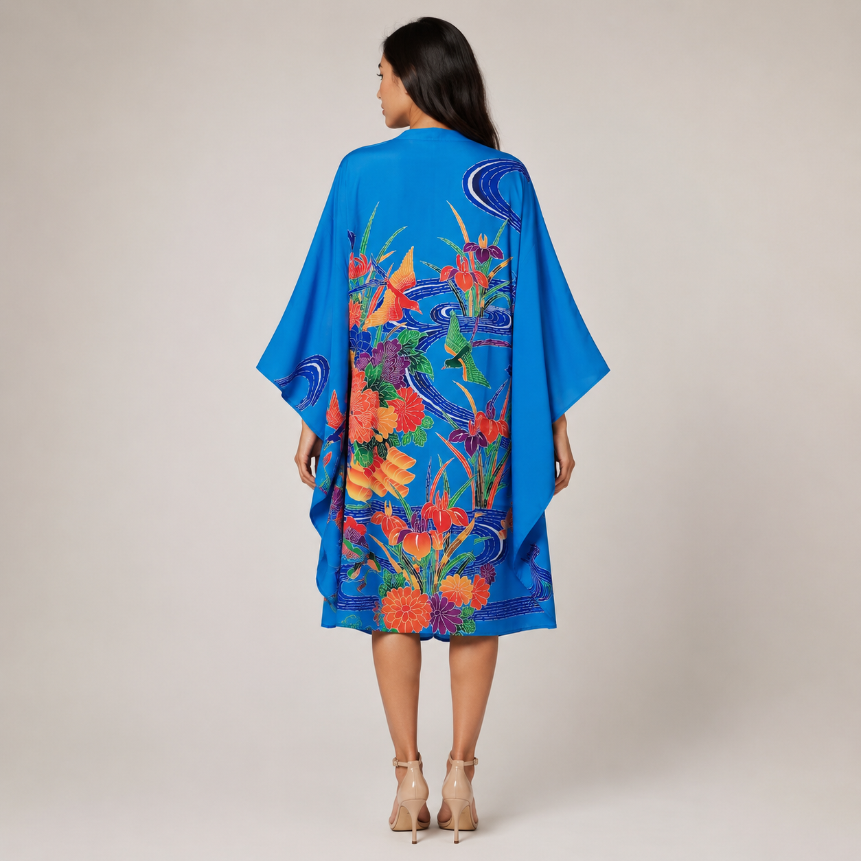 Kimono Cardigan Fluide en Soie – Bleu Éclatant à Motifs Floraux Traditionnels Bleu clair