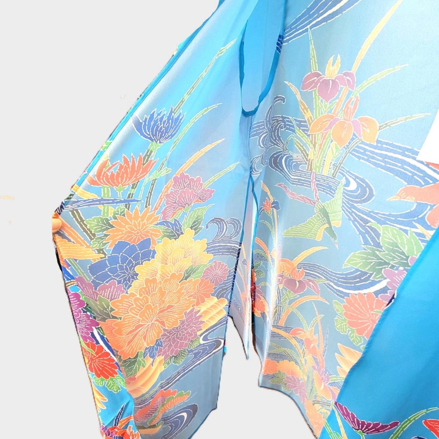 Kimono Cardigan Fluide en Soie – Bleu Éclatant à Motifs Floraux Traditionnels Bleu clair