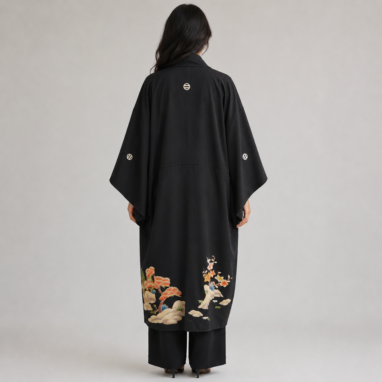 Veste Kimono Longue en Soie Noire – Kamon et Motifs Traditionnels Peints