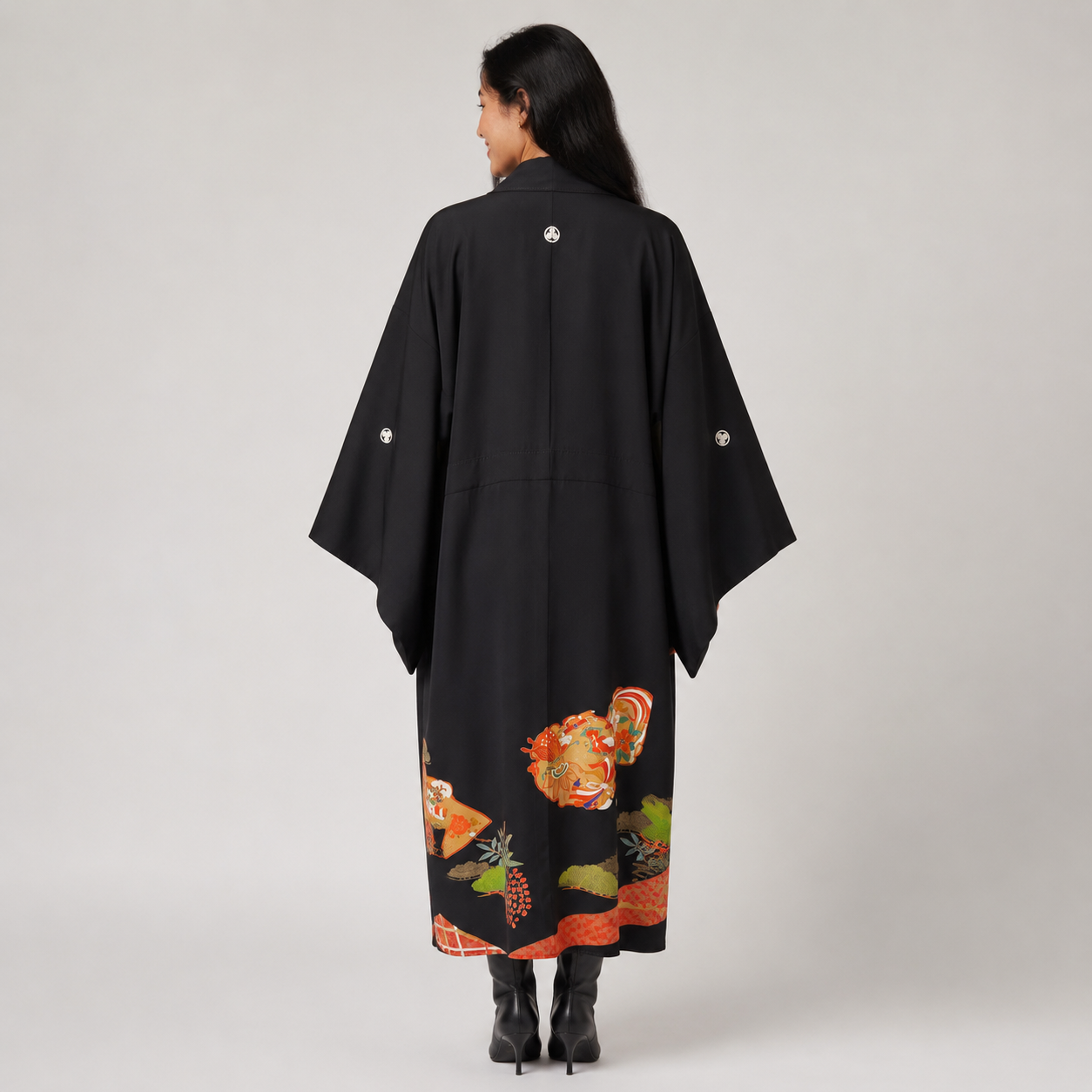 Veste Kimono Longue d'Exception – Noir Profond et Motifs Traditionnels d'Éventails et de Pins