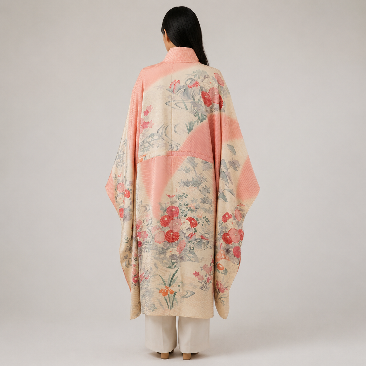 Veste Kimono Longue Poétique – Tons Crème et Rose Poudré aux Motifs Floraux Délicats