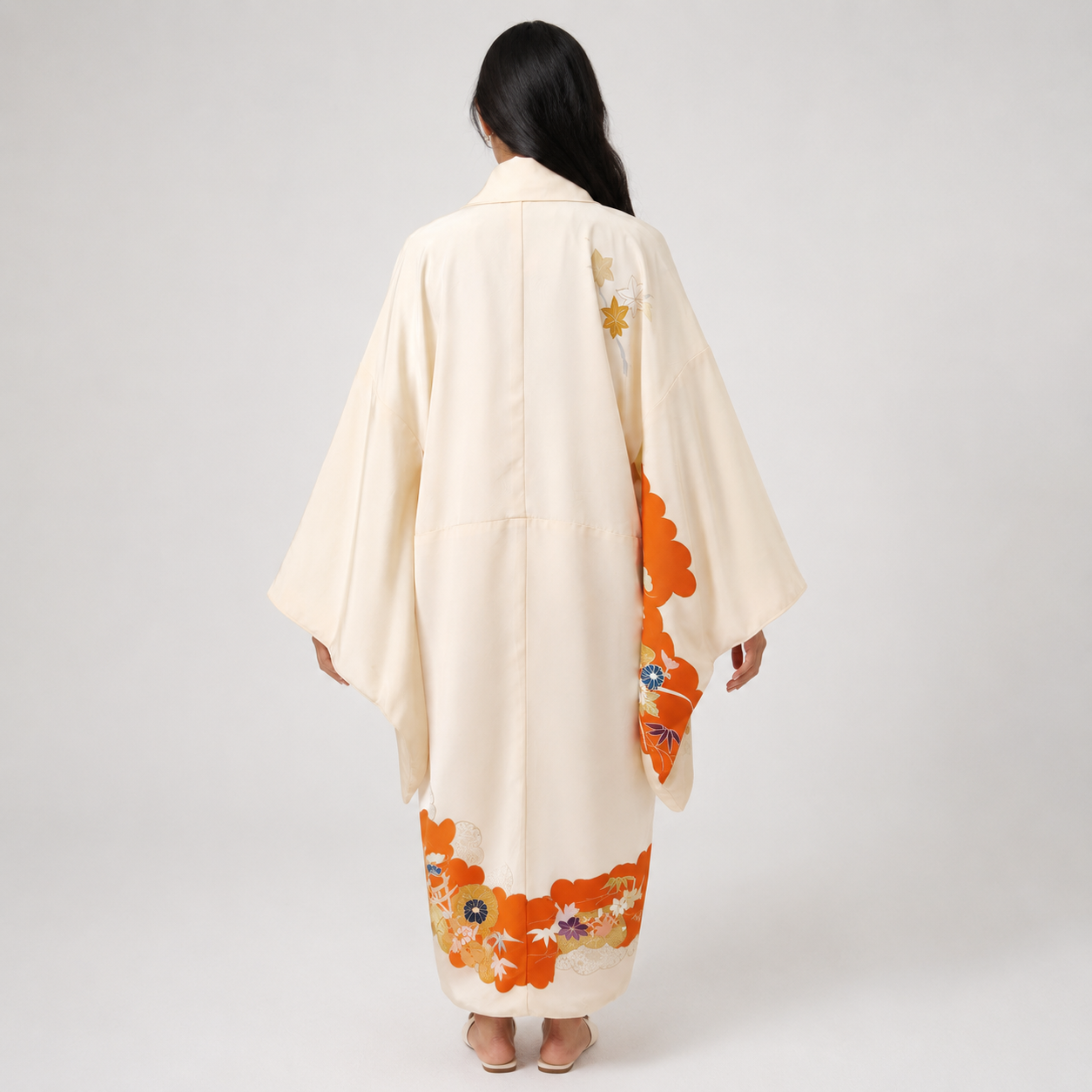 Veste Kimono Longue Raffinée – Teinte Ivoire et Motifs Traditionnels d'Éventails Orange Éclatant