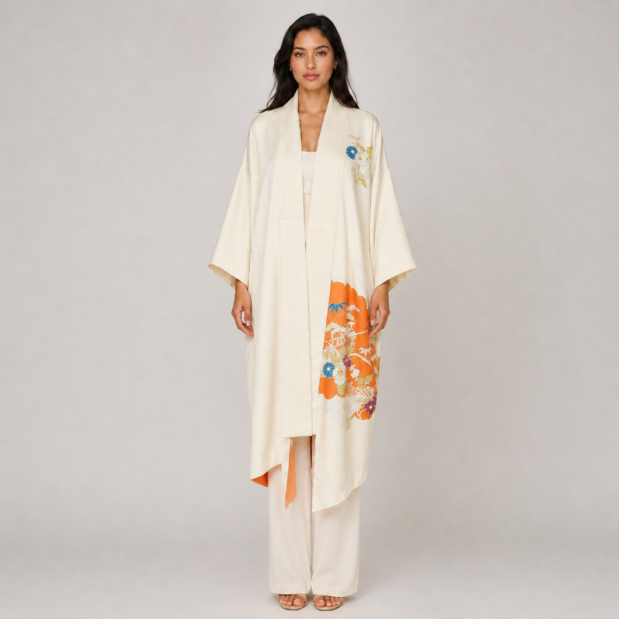 Veste Kimono Longue Raffinée – Teinte Ivoire et Motifs Traditionnels d'Éventails Orange Éclatant