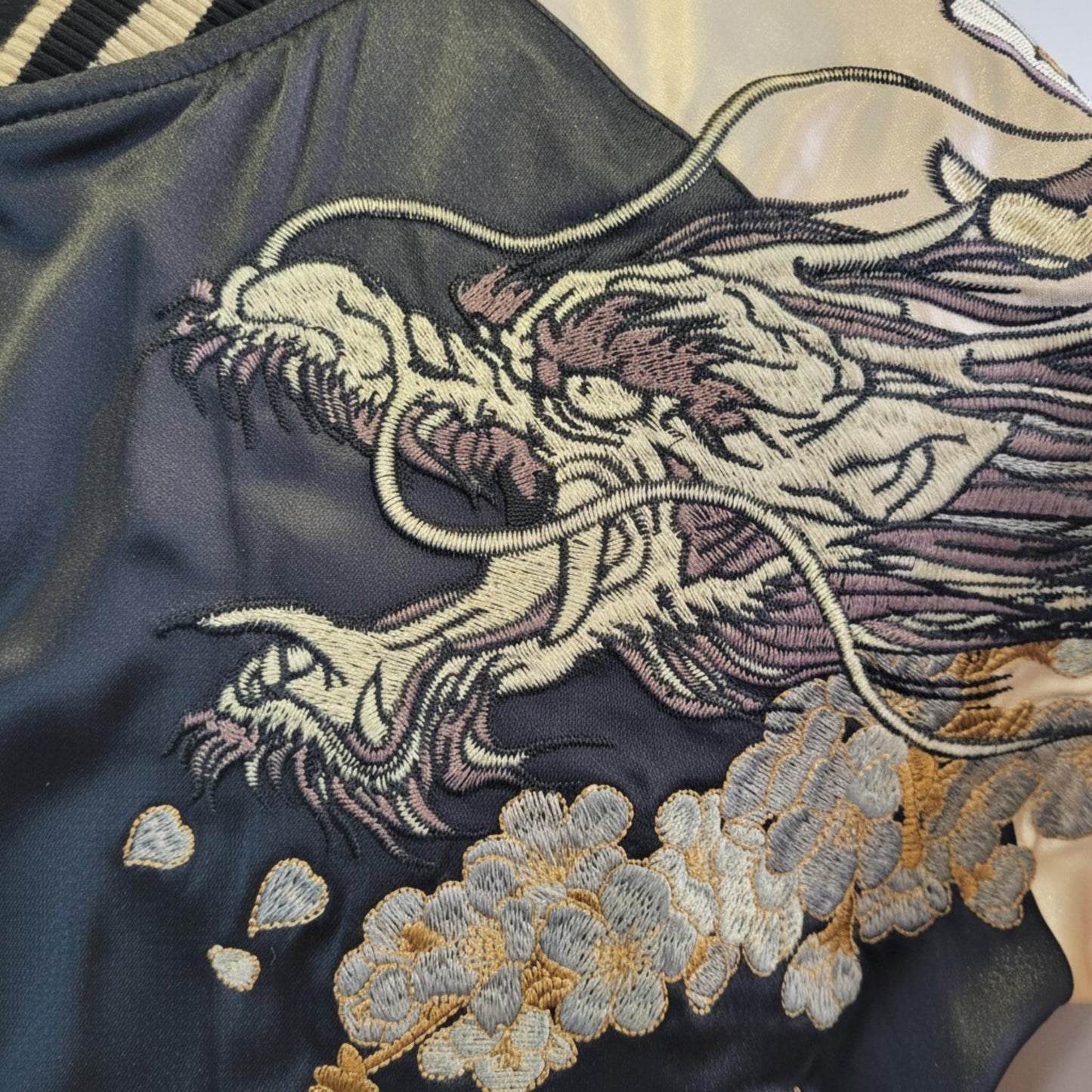 Sukajan Dragon d'Or & Nuages Célestes – Noir & Champagne
